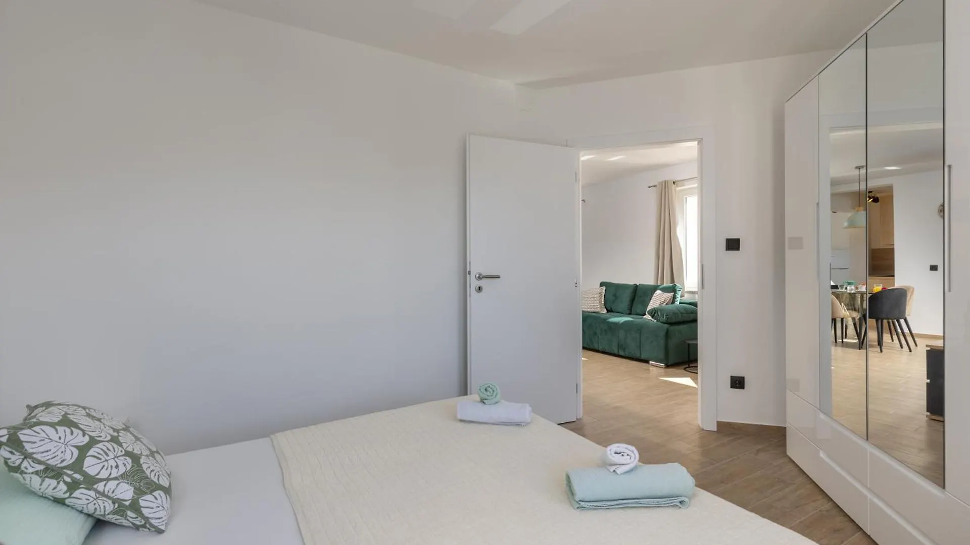 Beachfront Apartment Betty - Happy Rentals Vrbnik