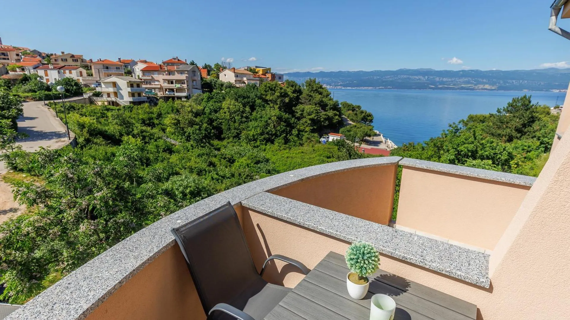 Beachfront Apartment Betty - Happy Rentals Vrbnik Croatia